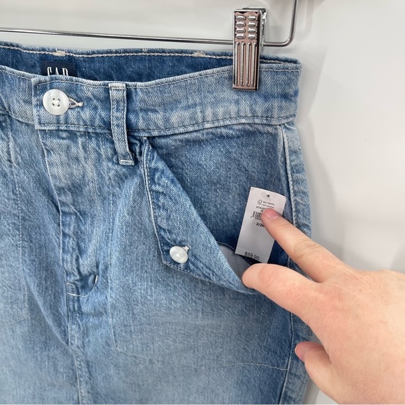 NWT Gap Fold Over Pockets High Waisted Denim Skirt
Medium Wash Size 26 / 2 - Picture 2 of 9